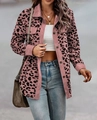 Texture dettagliata della giacca di velluto a coste rosa con stampa leopardata e bottoni - Taglia S / Top / Rosa