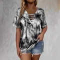 Camiseta de mujer con cuello en V, estampado tie-dye en blanco y negro y cordones elegantes - S / Gris