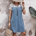 Blaues Kurzarmkleid mit weißen Häkelspitzen-Details und praktischen Taschen - S / Hellblau