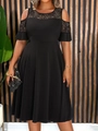 Dettaglio delle spalle scoperte con pizzo raffinato su questo abito nero curvy - 1XL / Nero