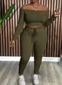 Detailansicht des olivgrünen Rippstrickstoffs und Kordelzugs des zweiteiligen Damen-Sets - 3XL / Armeegrün