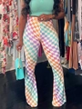 Détail d'un pantalon évasé à taille haute avec un motif en damier dégradé et coloré - Damier Coloré