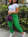 Elegante lila Kunstpelz-Minitasche mit goldener Kette in einer Outdoor-Lifestyle-Umgebung - 1XL / Grün