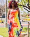 Detailaufnahme eines Tie-Dye-Maxikleids mit leuchtenden Farben und Seitentaschen - 4XL / Buntes Tie Dye