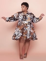 Detail van de V-hals en kleurrijke abstracte print op een plus-size jurk met lange mouwen - 1XL / Luipaardprint