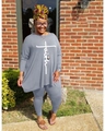 Dettaglio del top grigio oversize a maniche lunghe con stampa croce Faith e leggings abbinati - L / Grigio