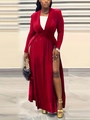 Detalle del vestido largo rojo con cuello en V, abertura lateral alta y efecto satinado - 3XL / Burdeos