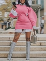 Détail de la robe rose évidée sur une chemise blanche avec sac à bandoulière en chaîne - 3XL / Rose