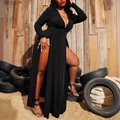 Elegante abito nero taglie forti con scollo a V e spacco laterale alto sulla modella - 3XL / Nero