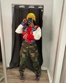 Makro-Detail der Camouflage-Cargohose kombiniert mit Vintage-Collegejacke und Stiefeln - 3XL / Armeegrün Camo