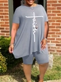 Dettaglio del set grigio a due pezzi con stampa a croce Faith e pantaloncini ciclista - 3XL / Grigio