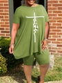 Dettaglio del completo due pezzi verde oliva con maglietta stampa Faith e pantaloncini da ciclista - 3XL / Verde
