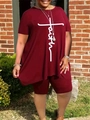 Dettaglio di un completo bordeaux due pezzi con maglietta stampa Faith e pantaloncini - 3XL / Borgogna