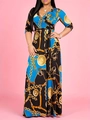 Detail eines Wickelkleids mit V-Ausschnitt, Barock-Goldkettendruck und Taillierung - 3XL / Blau