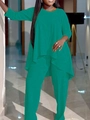 Détail d'un ensemble deux pièces vert émeraude avec haut asymétrique et pantalon assorti - Cyan foncé