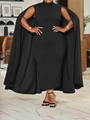 Detail eines eleganten schwarzen Cape-Kleides mit figurbetonter Passform und Stehkragen - 1XL / Schwarz