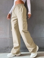 Dettaglio dei pantaloni cargo beige con tasche laterali a patta e vita alta elastica - Albicocca