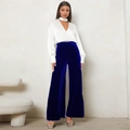 Dettaglio dei pantaloni a gamba larga in velluto blu reale a vita alta con top in raso - S / Blu
