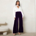 Dettaglio dei pantaloni a gamba larga in velluto viola a vita alta lucidi - S / Viola
