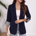 Blazer blu scuro da donna slim fit con eleganti risvolti a righe sulle maniche - S / Blu navy
