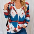 Detail der Damen-Zip-Hoodie mit blau-orangem Azteken-Muster und praktischem Kordelzug - S / Blau