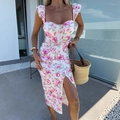 Elegantes Midi-Kleid in Weiß mit rosa Rosendruck, Rüschenträgern und seitlichem Schlitz - S / Rosa