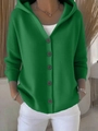 Detalle de cárdigan de punto verde con capucha, botones oscuros y un ajuste casual - Verde Hierba