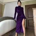 Eng anliegendes dunkelviolettes Samtkleid mit Stehkragen und hohem Seitenschlitz - S / Lila