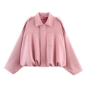 Détail de la veste bomber rose avec épaulettes et ourlet élastique en tissu de qualité - S / Hauts / Rose