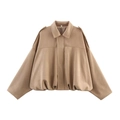 Détail du blouson aviateur court camel avec épaulettes et ourlet froncé élastique - S / Hauts / Kaki