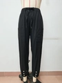 Detail der schwarzen Baumwoll-Leinenhose mit elastischem Bund und Knopfmanschetten - S / Schwarz