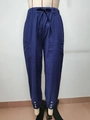 Dettaglio dei pantaloni blu navy in cotone e lino con bottoni alle caviglie e coulisse - S / Blu navy
