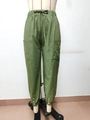 Dettaglio dei pantaloni in cotone e lino verde oliva con risvolti bottoni e tasche - S / Verde Militare