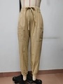 Detail der khakifarbenen Leinenhose mit elastischem Bund und großen aufgesetzten Taschen - S / Khaki