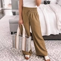 Pantaloni larghi donna a vita alta marrone noce con coulisse in una stanza accogliente - caffè