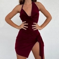 Dettaglio dell'abito in velluto bordeaux con scollo all'americana, spacco e drappeggio - S / Borgogna