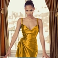Détails d'une élégante robe nuisette en satin doré avec col bénitier et fente froncée - S / Or