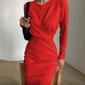 Dettaglio di un abito rosso a maniche lunghe con scollo a V, vita stretta e pieghe eleganti - Taglia S / Rosso