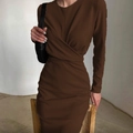 Dettaglio vestito marrone scuro a maniche lunghe con design a incrocio in vita e vestibilità - Taglia S / Marrone
