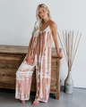 Détail de l'imprimé tie-dye rouge et blanc sur un combishort fluide à fines bretelles - 3XL / Rose