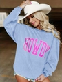 Detail van lichtblauw geribbeld sweatshirt met roze HOWDY-letters en textuurstof - 3XL / Blauw
