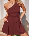 Detail eines burgunderfarbenen Off-Shoulder-Rompers mit Kordelzug und Strukturstoff - S / Burgunderrot