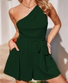 Detail eines dunkelgrünen One-Shoulder-Rompers mit Bindegürtel und atmungsaktiver Textur - S / Dunkelgrün