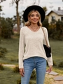 Detalle de camiseta de punto beige con cuello en V y textura de rayas verticales - S / Albaricoque