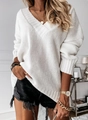 Detailweergave van witte grofgebreide trui met V-hals, zachte textuur en losse pasvorm - S / Tops / Wit