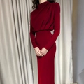 Detailansicht des eleganten weinroten Oberteils mit Faltenwurf und hohem Kragen am Kleid - S / Burgunderrot