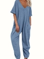 Nahaufnahme eines locker sitzenden grau-blauen Jumpsuits mit V-Ausschnitt und Taschen - S / Blau