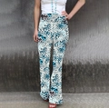 Detail van flare broek met hoge taille en blauw-zwarte luipaard- en dierenprint - S / Blauw-witte luipaardprint