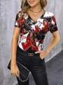 Detail van zomerse top met V-hals, 3D-kettingprint en levendig rood-zwart contrast - S / Rood
