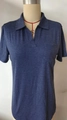Détail du tissu texturé bleu foncé avec col en V et poche de poitrine sur le t-shirt - XL / Bleu Marine Manches Courtes